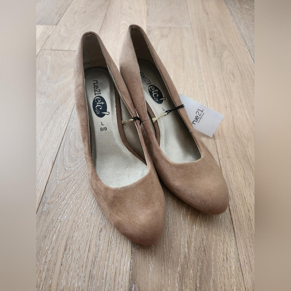 RUE 21 | NWT Camel coloured suede-feel heels
